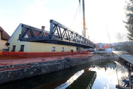 POSTAVITEV BRVI ČEZ CERKNIŠČICO 06 FOTO LJUBO VUKELIČ